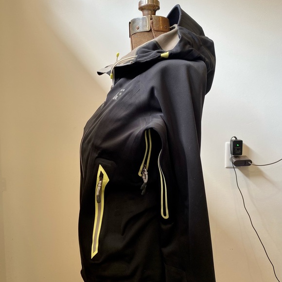 Women’s Mountain Hardwear Trinity Dry-Q waterproof Jacket - small - Picture 8 of 9